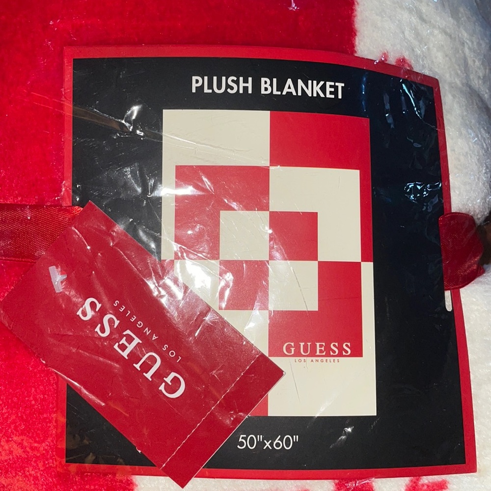 🎁 NWT Guess Super Soft Plush Blanket Red and Cream